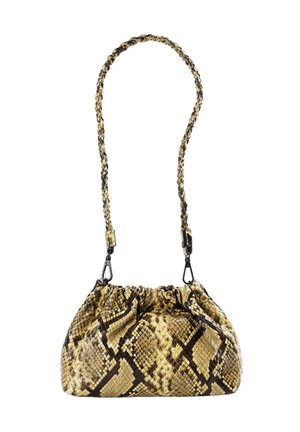 Bolso de mano con patrón de pitón en amarillo y marrón, con una correa trenzada, detalles plisados y cierre a presión. Superficie texturizada con acabado brillante.