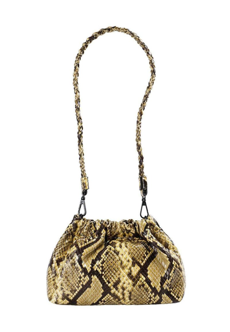 Bolso de mano con patrón de pitón en amarillo y marrón, con una correa trenzada, detalles plisados y cierre a presión. Superficie texturizada con acabado brillante.
