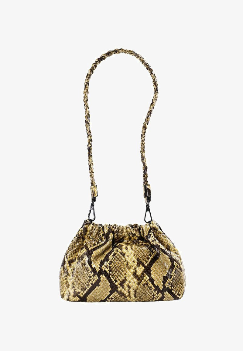 Bolso de mano con patrón de pitón en amarillo y marrón, con una correa trenzada, detalles plisados y cierre a presión. Superficie texturizada con acabado brillante.