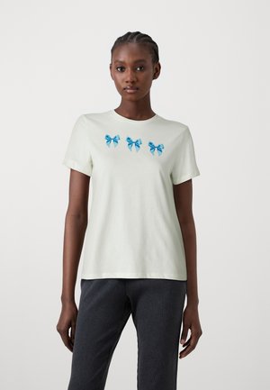 T-shirt vert clair avec trois imprimés de ruban bleu, à manches courtes, col rond, fabriqué en coton doux. Pantalon noir à côtes.