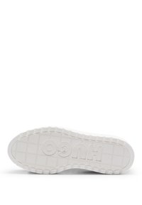 Weißer Sneaker-Sohle mit strukturiertem Grip, ausgestattet mit einem Karo-Muster und geprägtem "HUGO"-Logo zur Markenidentifikation.