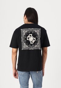 Guess BANDANA APPLI - Triko s potiskem - jet black