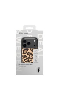 Etui na iPhone 17 Pro z wegańskiej skóry w panterkę z czarną krawędzią. Teksturowana powierzchnia, elegancki design i ekologiczne detale.