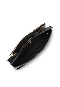 Pochette en cuir noir avec fermeture éclair dorée, présentant un intérieur ouvert doublé de tissu noir, affichant un design épuré et simple.