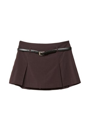 Smeđa mini suknja s crnim prugama i crnim remenom. Ima nabore sprijeda i glatku teksturu. Krojena dizajn s elegantnim linijama.