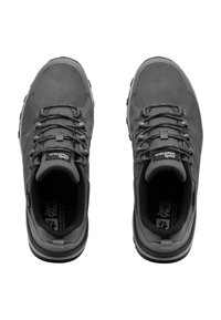 Graue Wanderschuhe mit strukturiertem Obermaterial, verstärkter Zehenkappe und robuster Laufsohle. Verfügt über eine Schnürung und einen gepolsterten Schaftrand für zusätzlichen Komfort.