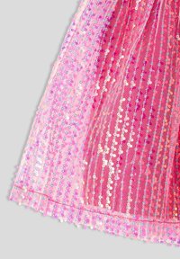 Różowa tkanina z cekinami z przezroczystą nakładką, charakteryzująca się siateczkową teksturą i brzegiem ozdobionym błyszczącymi cekinami, tworząc efekt warstwowy.