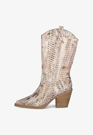 Stivale da cowboy da donna a metà polpaccio con texture in pelle di serpente rosa, punta affilata, linguette per tirare e tacco a blocco in legno impilato su sfondo bianco.