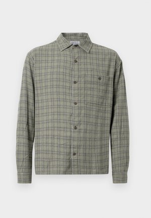 Chemise à carreaux verts à manches longues, à fermeture boutonnée sur le devant et poche poitrine ; présente un motif à damier dans des teintes sombres et claires.