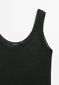 Czarny top na ramiączkach wykonany z teksturowanego dzianinowego materiału. Posiada okrągły dekolt i szerokie ramiączka. Etykieta widoczna przy dekolcie.