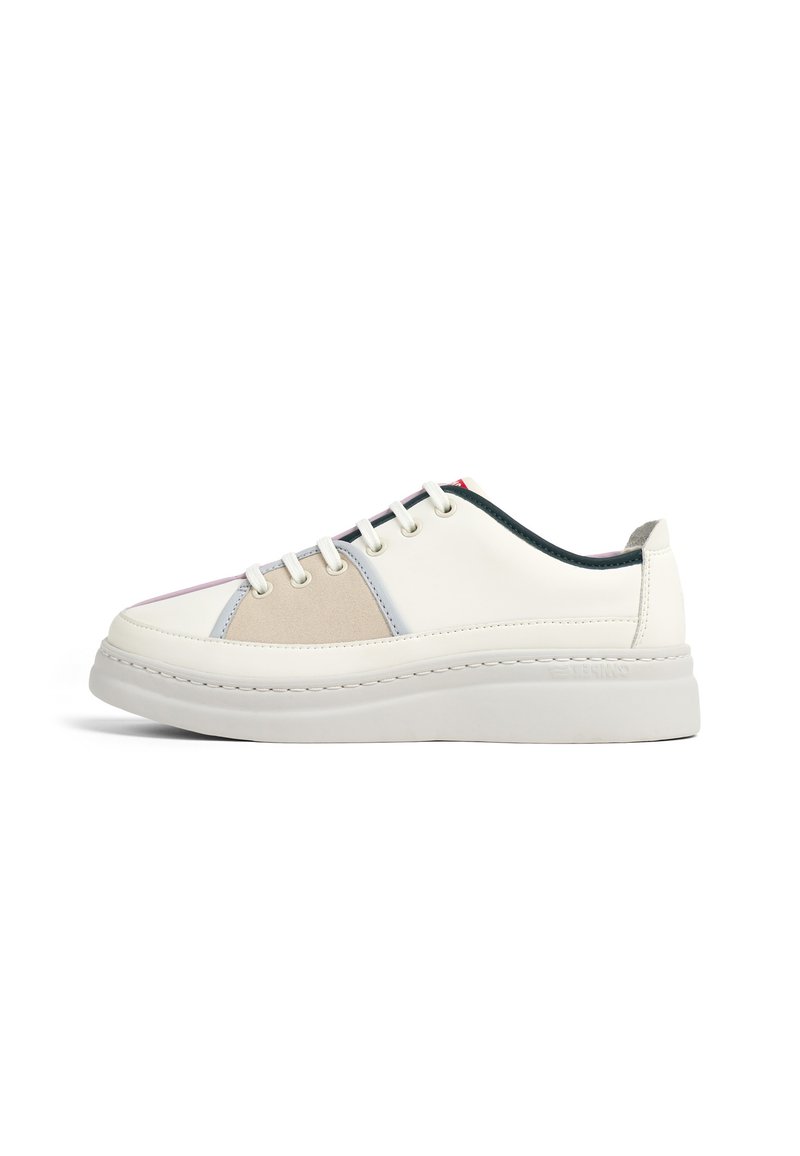 Weißer Sneaker mit mehrfarbigen synthetischen und Wildlederpaneelen, flacher Sohle, Schnürverschluss und genähten Details um die Zwischensohle.