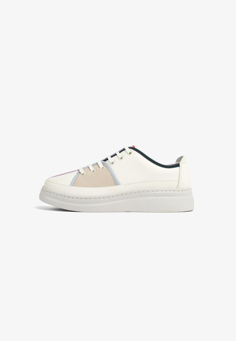 Weißer Sneaker mit mehrfarbigen synthetischen und Wildlederpaneelen, flacher Sohle, Schnürverschluss und genähten Details um die Zwischensohle.