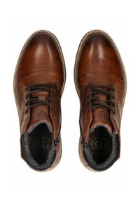 Botas de cuero marrón hasta el tobillo con cordones y cremalleras laterales, punta redondeada y interiores acolchados. Acabado texturizado y costuras contrastantes.
