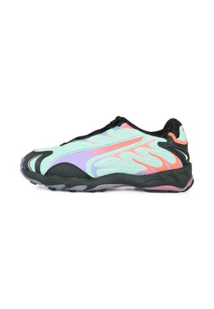 Lekkie buty sportowe w miętowej siateczce z czarnymi, fioletowymi i koralowymi akcentami. Charakteryzują się aerodynamicznym designem i elastyczną podeszwą.