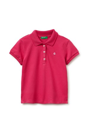 Jasnoróżowa krótka koszulka polo z trzema guzikami i małym białym haftowanym logo na lewej piersi.