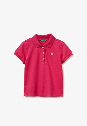 Hellrosa kurzärmliges Polohemd mit drei Knöpfen und einem kleinen, weißen, gestickten Logo auf der linken Brust.