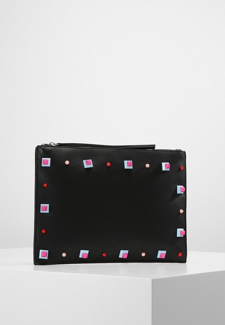 Czarna skórzana saszetka z zamkiem błyskawicznym, ozdobiona kolorowymi geometrycznymi ćwiekami w kolorze różowym, niebieskim i czerwonym, rozmieszczonymi wokół krawędzi.