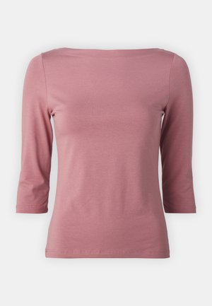 T-shirt à manches longues en tissu rose doux avec un décolleté bateau et des manches trois-quarts. Texture lisse, forme ajustée et sans motifs visibles.