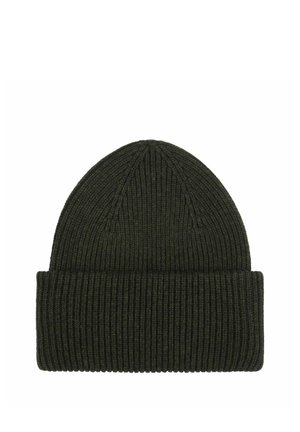 Gorro de punto acanalado verde oscuro con puño doblado, diseñado para proporcionar calor y estilo.