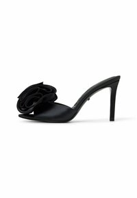 Svart satin högklackad sandal med en stor blommig dekoration vid t�ån, öppen tå-design och smal stilettklack.