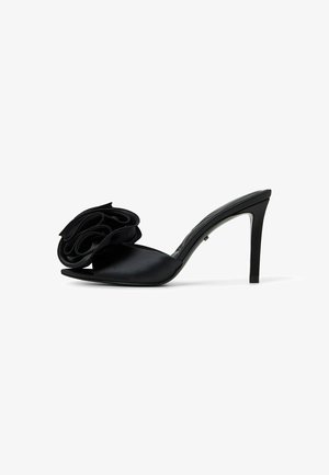 Schwarze Satin-Peeptoe-Sandale mit einer großen Blumenverzierung an der Zehe, offenem Zehenbereich und schlankem Stiletto-Absatz.