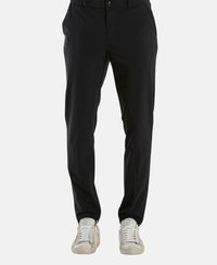 Pantaloni neri con vestibilità dritta, tessuto leggero, design a gamba piatta e passanti per cintura, abbinati a sneakers bianche.