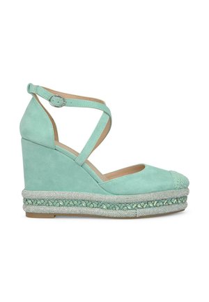 Espadrille à talon compensé vert menthe avec une tige texturée, une bride de cheville réglable et une plateforme tissée embellie avec des accents décoratifs.