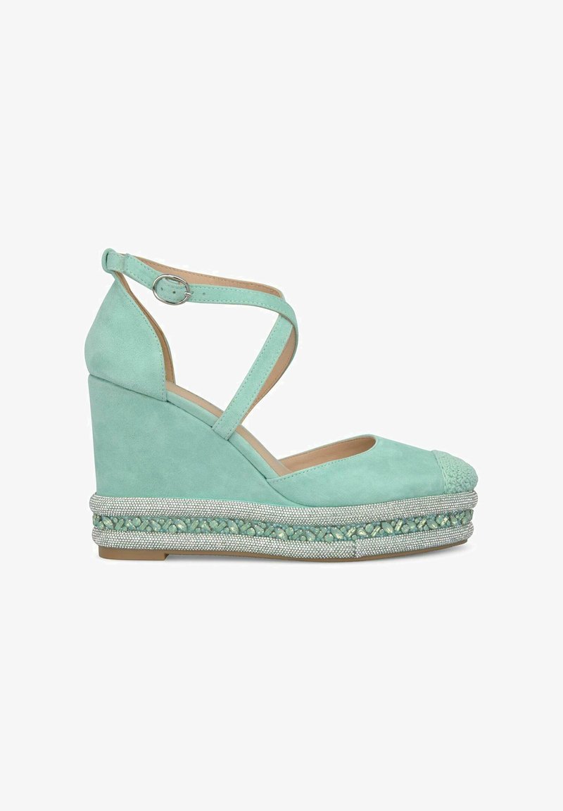 Espadrilla wedge verde menta con toma superiore testurizzata, cinturino alla caviglia regolabile e piattaforma intrecciata decorata con accenti decorativi.