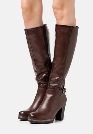 Bottes hautes jusqu'au genou en cuir marron avec un bout arrondi, un talon bloc, une fermeture éclair latérale et une sangle décorative avec une boucle en métal.