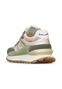 Scarpa sportiva con una combinazione di colori pastello: oro metallizzato, rosa chiaro, suede verde e accenti bianchi; materiali testurizzati e suola in gomma.