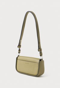 Olivgröna läderaxelväska med justerbar rem, rundad klaff och subtilt varumärkesdekal på framsidan.