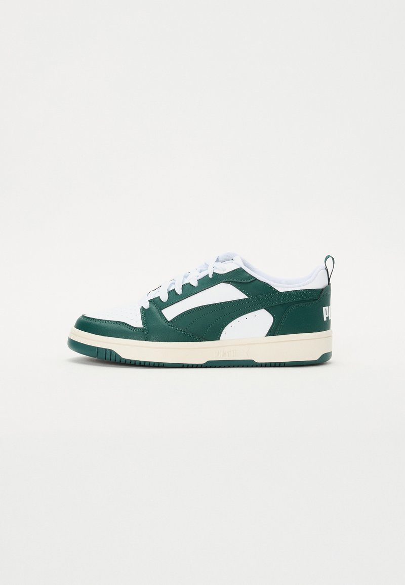 Zöld és fehér sneaker, sima bőr felső résszel, kerek orral, fűzős kialakítással és textúrált gumitalppal. A saroknál logó található.