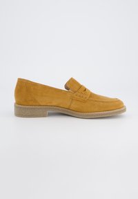 Gelbe Wildleder Slipper mit einer niedrigen beigefarbenen strukturierten Sohle und einem geflochtenen Riemen über der Vorderseite. Glattes Obermaterial mit runder Zehenpartie.