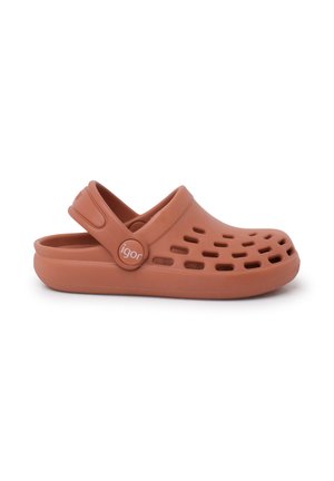 Orange gummi træskofodtøj med ventilationshuller, en rygrem og en struktureret sål. Logoaccent på siden og et buet frontdesign.