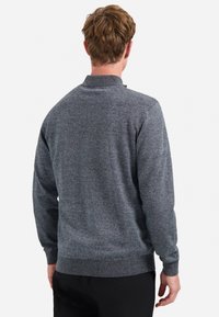 Donkergrijze pullover van gestructureerde stof, met een hoge kraag, lange mouwen en ribgebreide manchetten en zoom.