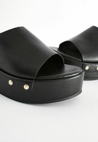 Next FOREVER COMFORT STUDDED REGULAR FIT - Matalakantaiset pistokkaat - black