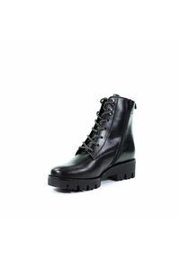 Czarne skórzane botki za kostkę z sznurowanym przodem, bocznym zamkiem błyskawicznym oraz wytrzymałą podeszwą z teksturowanymi rowkami, które zapewniają lepszą przyczepność i trwałość.