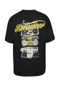 Černé bavlněné tričko se grafickým potiskem vintage boomboxů v bílé a žluté barvě, se stylizovaným textem nahoře a dole od ilustrace.