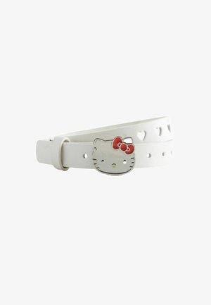 Witte riem met hartvormige uitgesneden patronen en een zilveren Hello Kitty gesp met een rode strik.