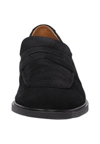 Schwarze Wildlederschuhe verfügen über eine abgerundete Zehenform, ein Slip-On-Design mit geschichtetem Vorderteil und eine strukturierte Sohle für besseren Halt.