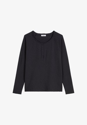 Czarna koszula z długim rękawem, okrągłym dekoltem, plisą na guziki i raglanowymi rękawami. Wykonana z miękkiego, teksturowanego materiału. Prosty design.