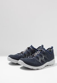 ECCO TERRACRUISE LT M - Stringate sportive - marine/concrete