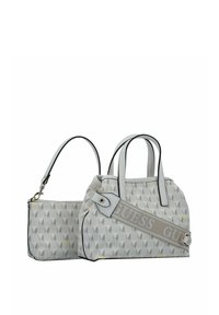 Ensemble de sacs à main gris à motifs comprenant un grand sac et une pochette plus petite. Comprend des accents noirs et une bandoulière amovible avec la marque "GUESS".