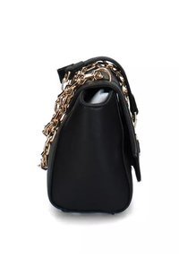 Borsa a tracolla nera in pelle con una forma strutturata, dotata di una tracolla in catena dorata e un design minimalista. Texture liscia senza motivi visibili.