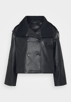 Chaqueta corta de cuero negro con un diseño de doble botonadura, gran cuello texturizado, bolsillos laterales y sutiles detalles de costura.