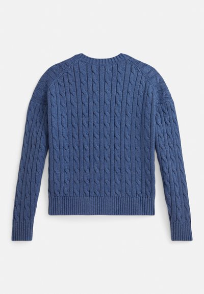 Modra pulover z vzorcem kabelskega pletenja, ki ima rebrast izrez okoli vratu in rob. Dizajn vsebuje teksturirane, navpične vzorce po vsej tkanini.