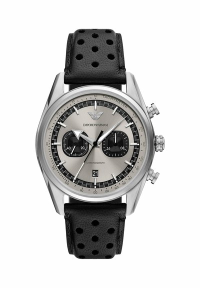 Montre chronographe argentée Emporio Armani avec bracelet en cuir noir perforé, lunette tachymètre, deux sous-cadrans noirs et affichage de la date à 6 heures.