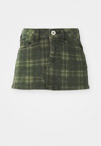 Zelena karirana denim krila s prilegajočo zasnovo, sprednjimi žepi in zaobljenim robom. Ima svetlo rumene in temno zelene check vzorec.