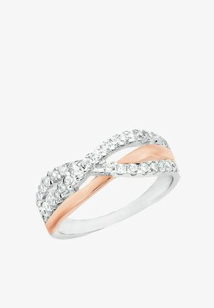 Bague en argent et or rose avec un design infini, ornée de pierres précieuses transparentes le long du bandeau tordu pour un détail supplémentaire.