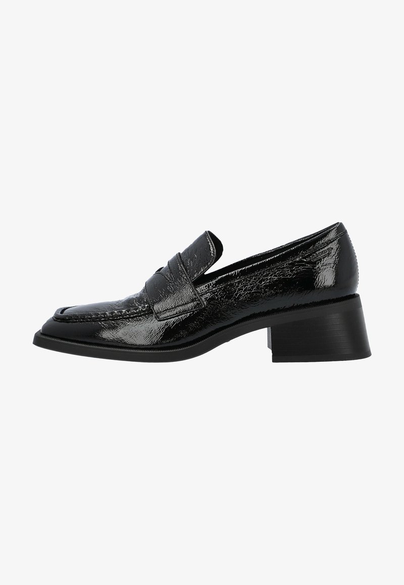 Mocassin en cuir noir brillant avec un bout carré et un petit talon bloc, présentant une couture style mocassin et une sangle sur le dessus.
